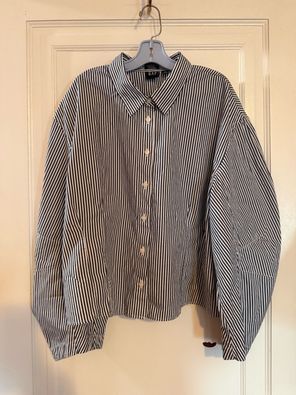 GAP Barrel Sleeve Vertical Stripe Button-Up Shirt in Navy and White